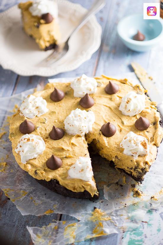 No Bake Pumpkin Chocolate Cheesecake Recipe - Festive, delicious, and easy No Bake Pumpkin Chocolate Cheesecake with a no bake pumpkin spice filling and chocolate chips in a chocolate Oreo crust. Perfect for both pumpkin spice lovers and chocolate lovers! No bake pumpkin spice cheesecake, chocolate chips, and a chocolate oreo crust?! Sounds amazing. Would be an easy Thanksgiving dessert recipe too!