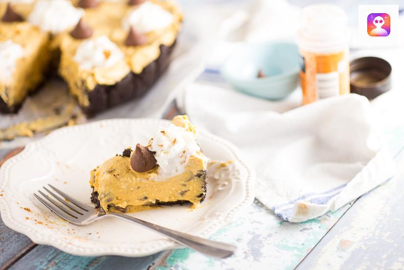 No Bake Pumpkin Chocolate Cheesecake Recipe - Festive, delicious, and easy No Bake Pumpkin Chocolate Cheesecake with a no bake pumpkin spice filling and chocolate chips in a chocolate Oreo crust. Perfect for both pumpkin spice lovers and chocolate lovers! No bake pumpkin spice cheesecake, chocolate chips, and a chocolate oreo crust?! Sounds amazing. Would be an easy Thanksgiving dessert recipe too!